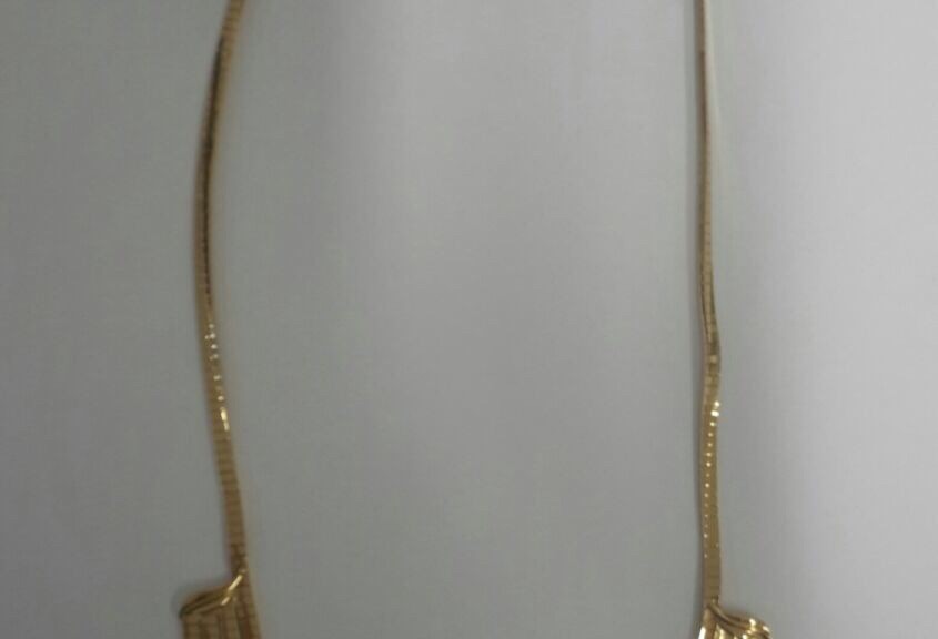 Gold. Collier
