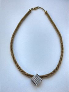 Goldene Halskette mit Weißgold Anhänger