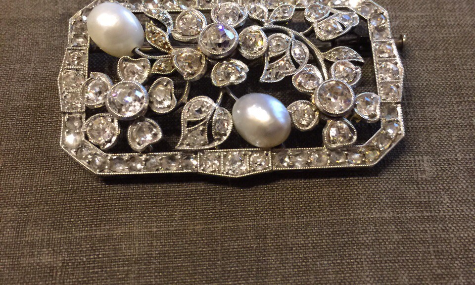 Brosche mit Diamanten und Perlen