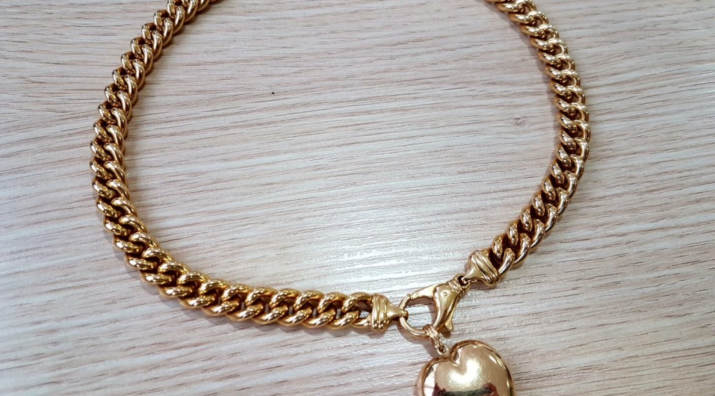 Goldene Halskette mit Herzanhänger