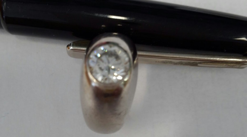 Weißgoldener Ring mit einem Brillanten