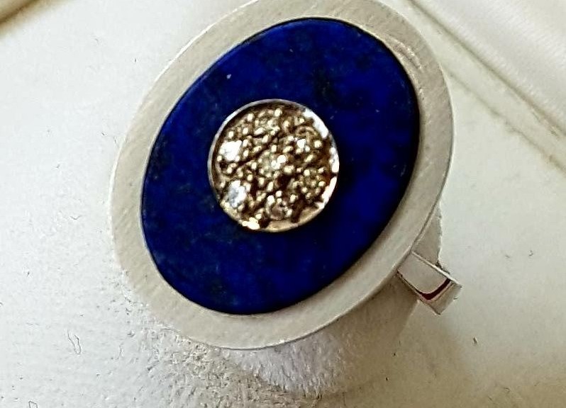 Weißgoldener Ring mit blauer Platte