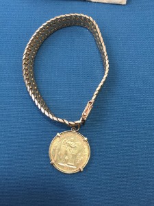 Goldenes Armband mit Münzanhänger
