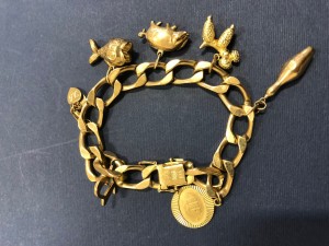 Goldenes Armband mit Anhänger