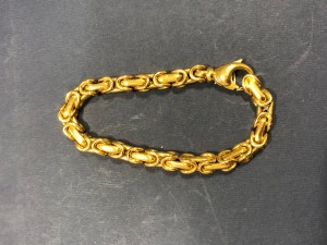 Goldenes Armband mit Gliedern