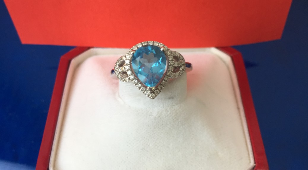 Weißgoldener Ring mit einem blauen Stein