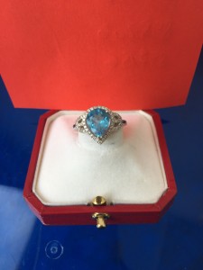 Weißgoldener Ring mit einem blauen Stein