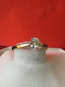 Goldener Ring mit einem Brillant