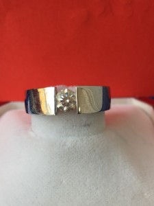 Weißgoldener Ring mit einem Brillant