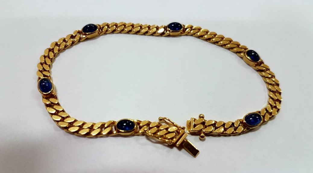 Goldenes Armband mit blauen Steinen