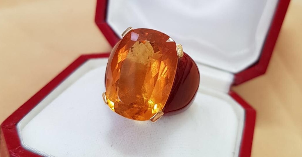 Goldring mit orangen Stein