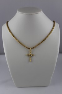 Goldene Halskette mit Kreuzanhänger