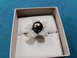 Weißgoldener Ring mit Perle