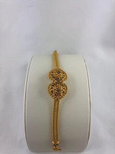 Goldenes Armband mit bunten Steinen