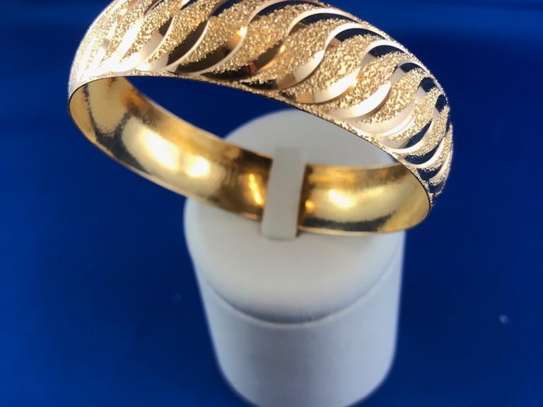 Goldenes Armband