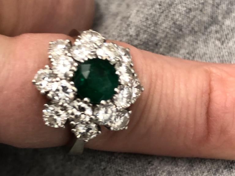 Weißgoldener Ring mit grünen Stein
