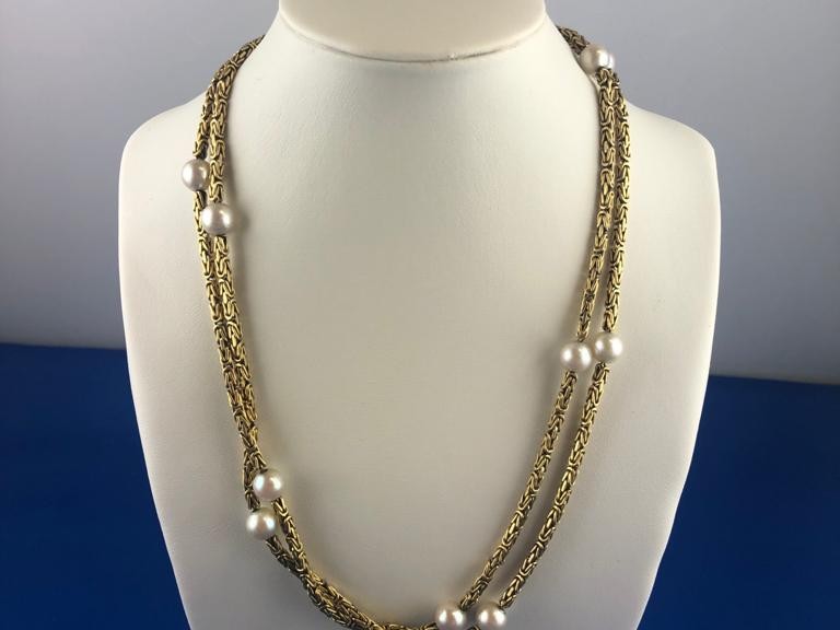Goldene Halskette mit Perlen