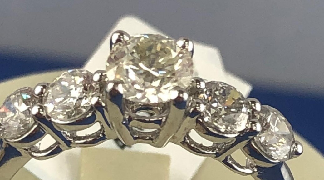 Weißgoldener Ring mit Diamanten