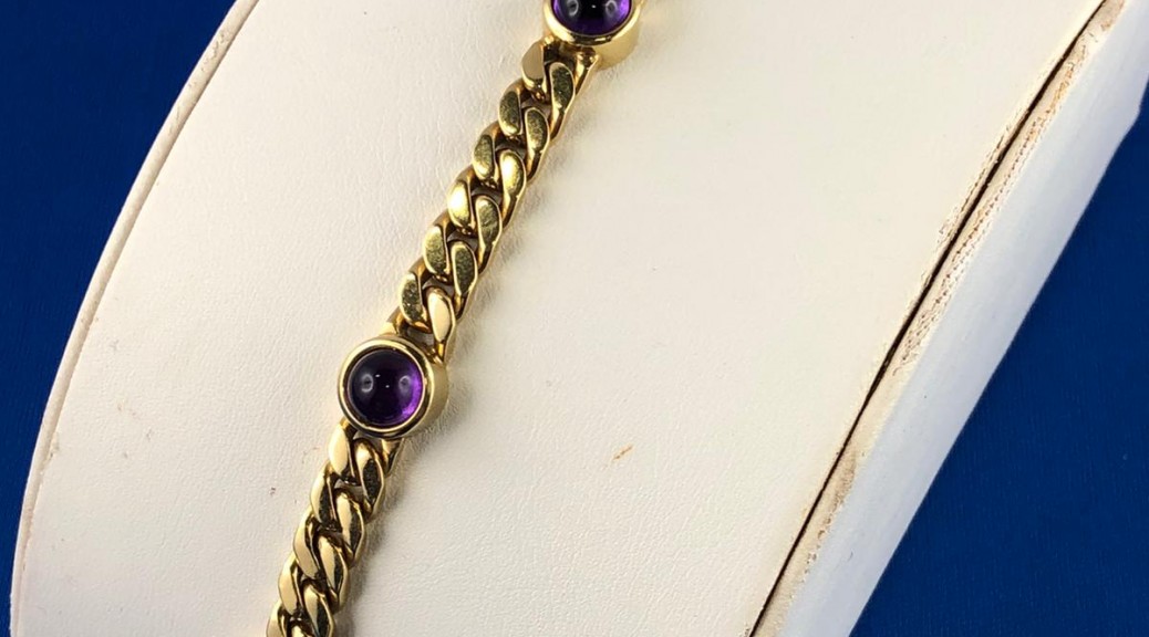 Goldenes Armband mit lila Steinen
