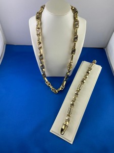 Gold-gelbgoldene Halskette und Armband