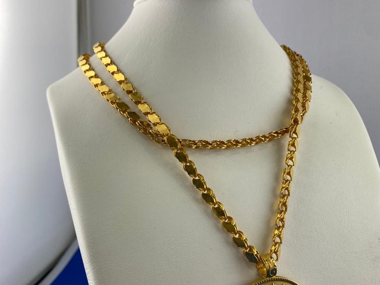 Goldene Halskette mit Goldanhänger