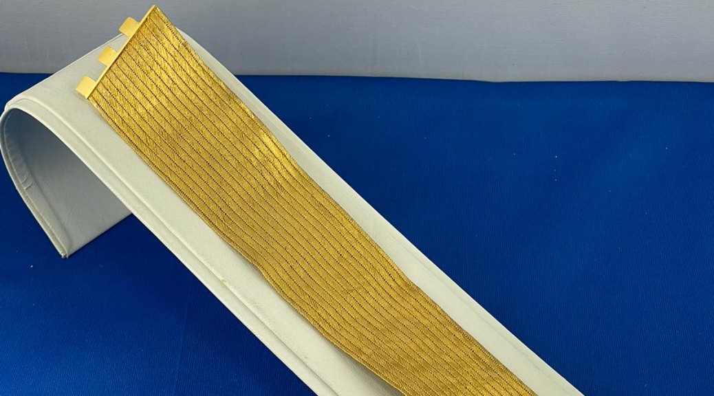 Goldenes Armband breit