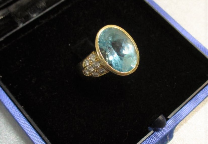 Goldener Ring -750- mit hellblauen Stein und Brillanten