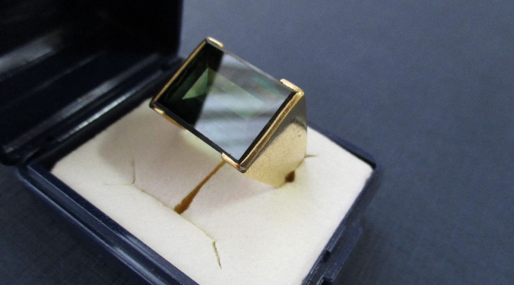Goldener Ring -750- mit grünem Stein