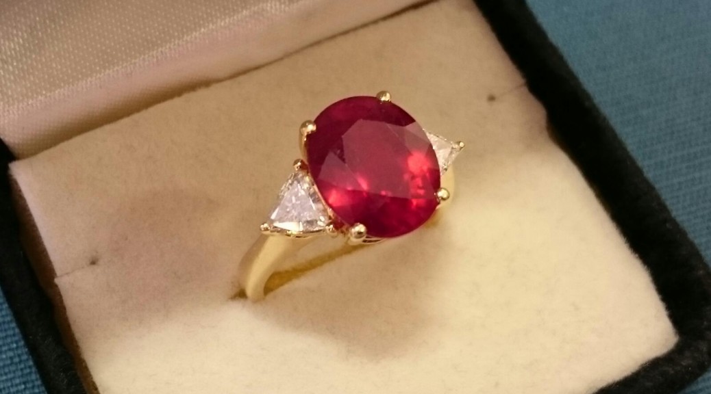 Goldener Ring mit rotem Stein